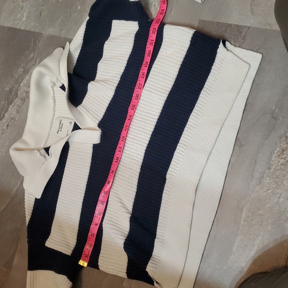 Abercrombie & Fitch Cropped Knit Oversized Sweater. Striped Blue / White Size M. - Picture 5 of 8
